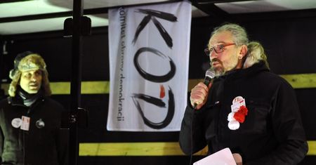 Mateusz Kijowski protestuje pod Sejmem (ZDJĘCIA)