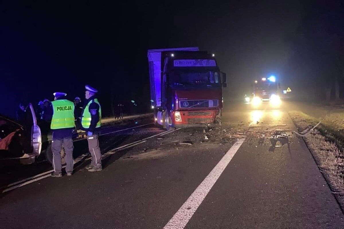 Wypadek na DK12 w Brzezicach: zderzenie opla z ciężarówką