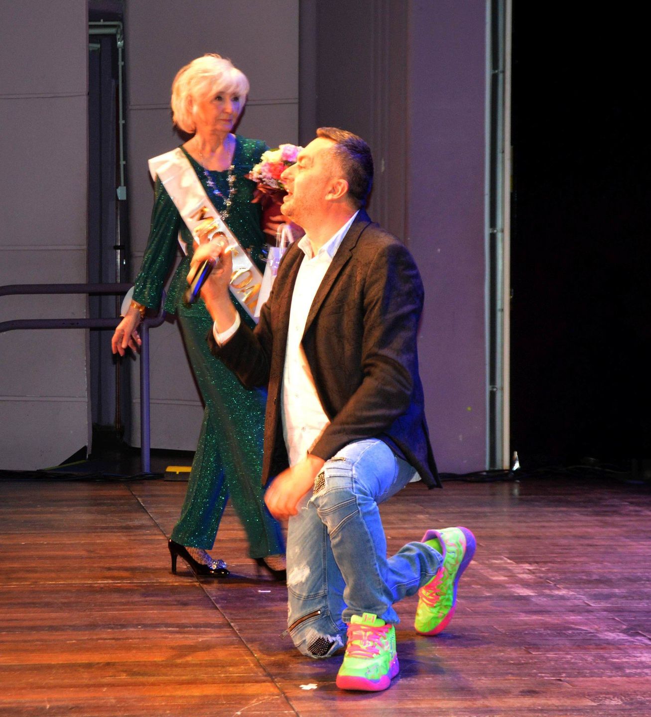 Na zakończenie imprezy Norbi wraz z uczestniczkami konkursu i całą salą zaśpiewali przebój &#34;Dziewczyny są gorące&#34;.