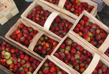 Zaczęło się. "Polskie" truskawki na bazarach