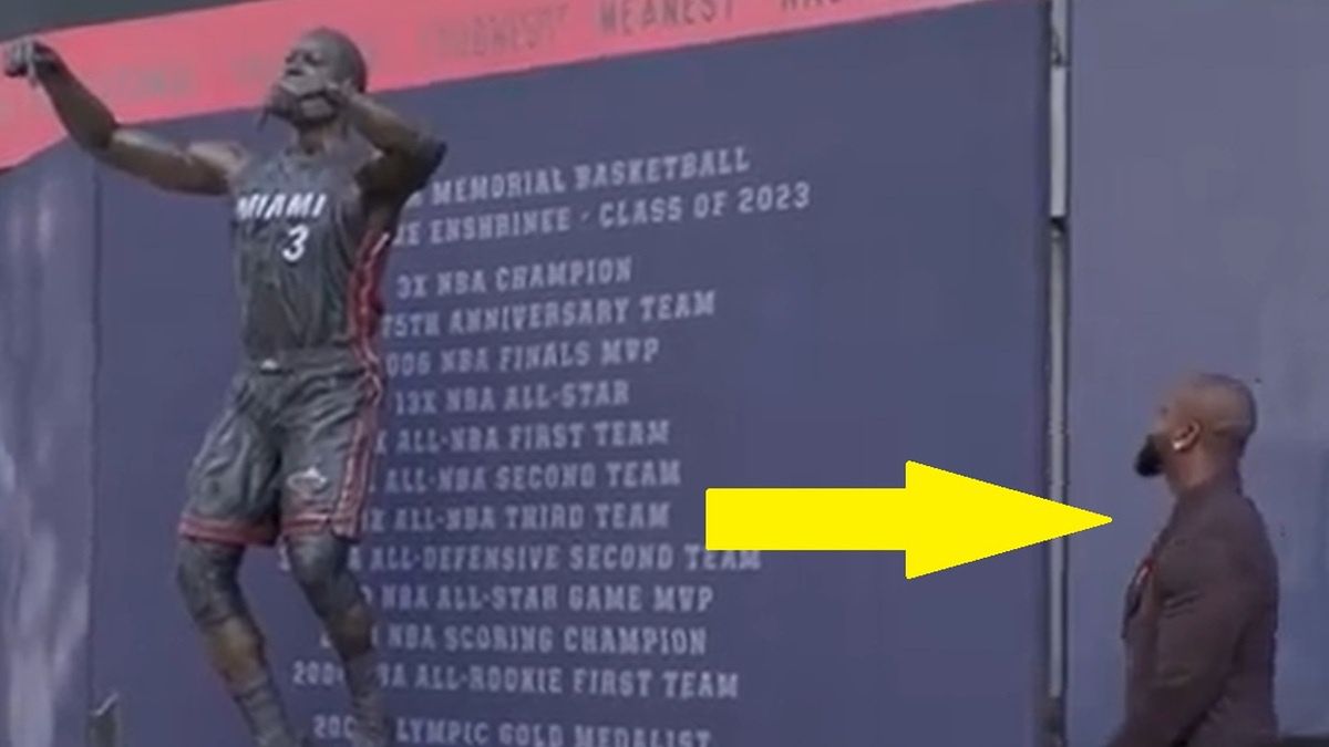 Dwayne Wade przed pomnikiem w Miami