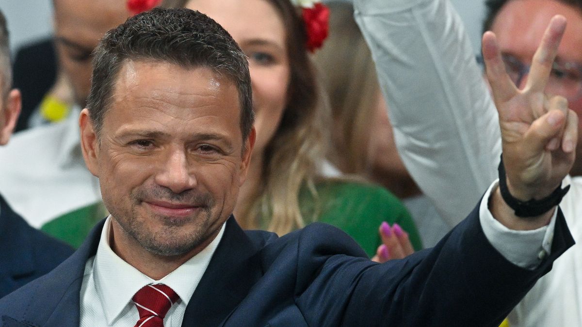 Warszawa, 01.06.2025. Wybory prezydenta RP - II tura. Kandydat KO w wyborach prezydenckich, prezydent Warszawy Rafał Trzaskowski w swoim sztabie wyborczym w Warszawie, 1 bm. Zakończyło się głosowanie w II turze wyborów prezydenta RP. (aldg) PAP/Radek Pietruszka