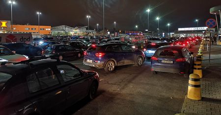 Markety przeżywają przedświąteczne oblężenie, przepełnione parkingi. Klienci chcą uniknąć zakupów na ostatnią chwilę