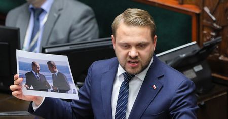 Drwiny z posła. Kolejne starcie Hołowni z politykiem PiS
