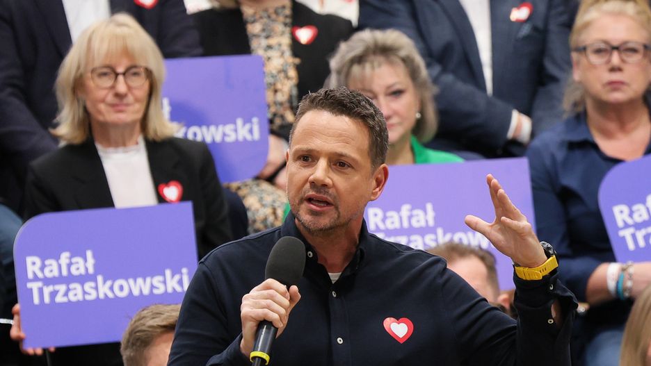 Warszawa, 17.02.2024. Pezydent stolicy Rafał Trzaskowski (C) przemawia na konwencji rozpoczynającej kampanię samorządową Koalicji Obywatelskiej w Terminalu Kultury Gocław w Warszawie, 17 bm. (aldg) PAP/Paweł Supernak