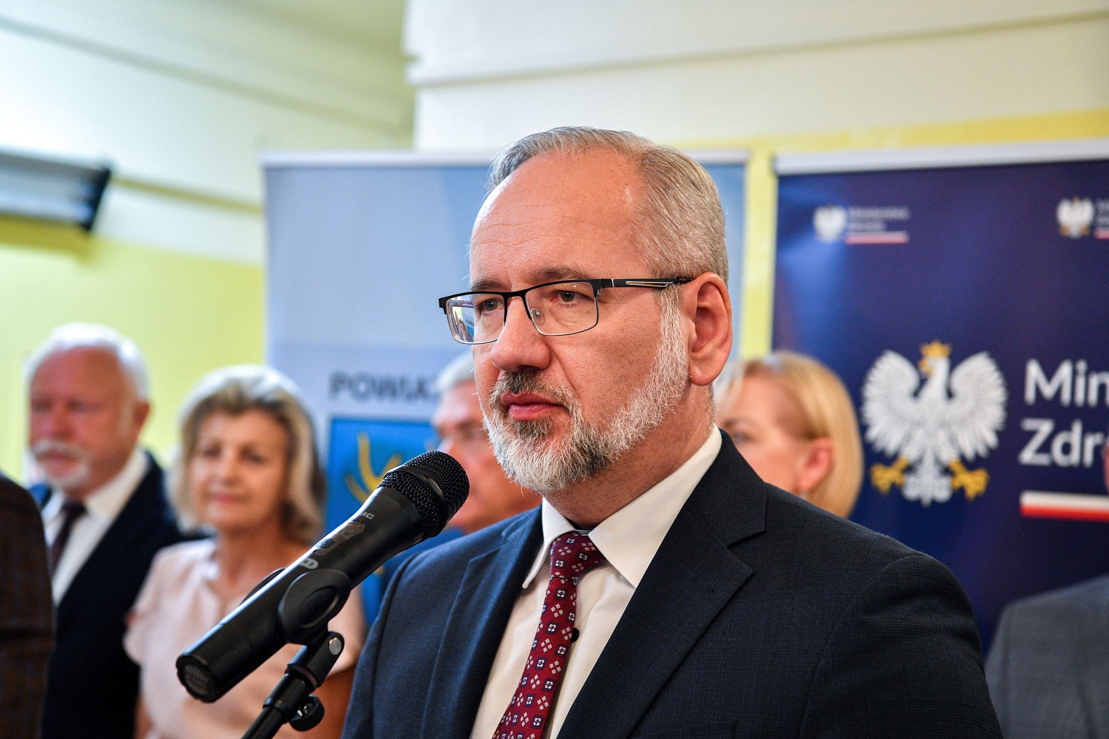 Kozienice, 17.07.2023. Minister zdrowia Adam Niedzielski podczas konferencji prasowej w SP ZZOZ w Kozienicach, 17 bm. Spotkanie dot. zwiększenia o 15 mld zł nakładów na placówki ochrony zdrowia, w szczególności szpitale, w związku z lipcową podwyżką minimalnego wynagrodzenia. (ad) PAP/Piotr Polak