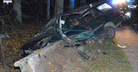 Pijany, bez prawa jazdy i jeszcze za szybko. Jazdę zakończył na betonowym przepuście