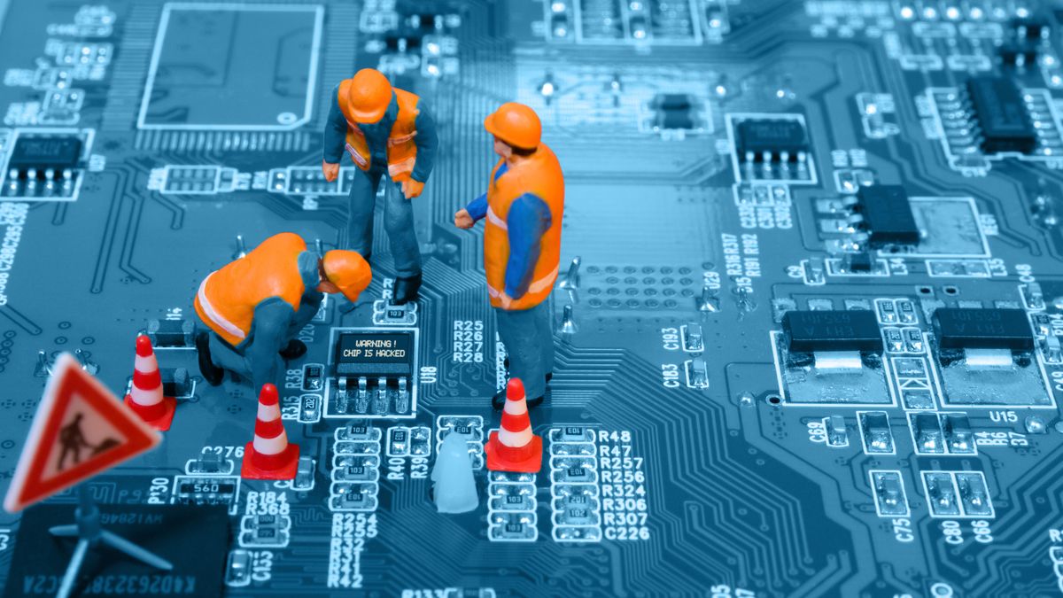 Inżynierowie oglądają płytę główną z depositphotos