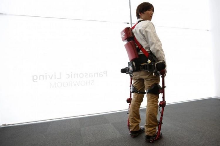 Egzoszkielet zamiast siłowni. Sprzęt Panasonica zapewnia dodatkowe 15 kg udźwigu 2