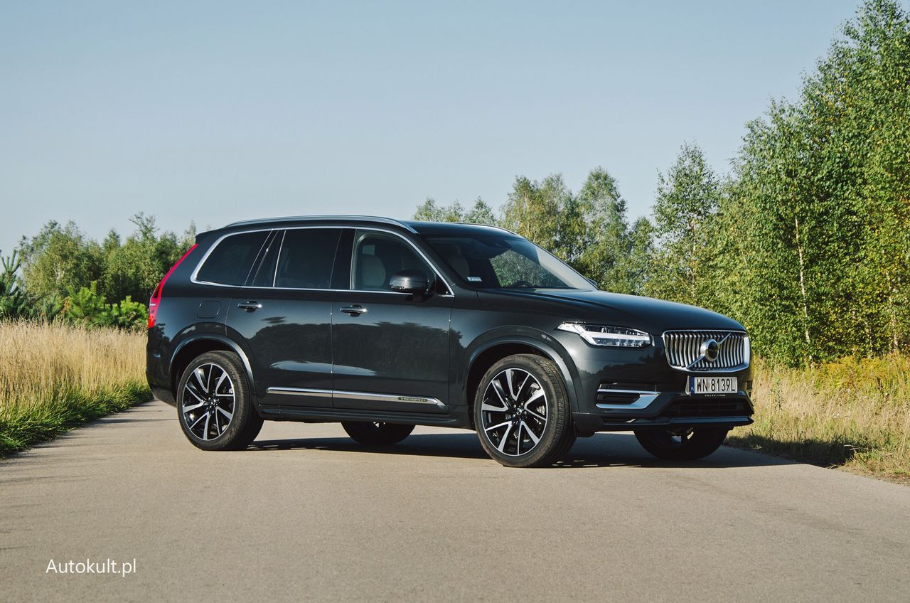 Volvo XC90 przeszło lifting. Żeby to zauważyć, najlepiej znaleźć zdjęcie wcześniejszej wersji.