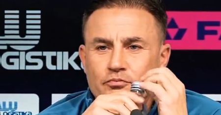 Wziął łyk wody i zaskoczył. Trener nawiązał do hitu sieci