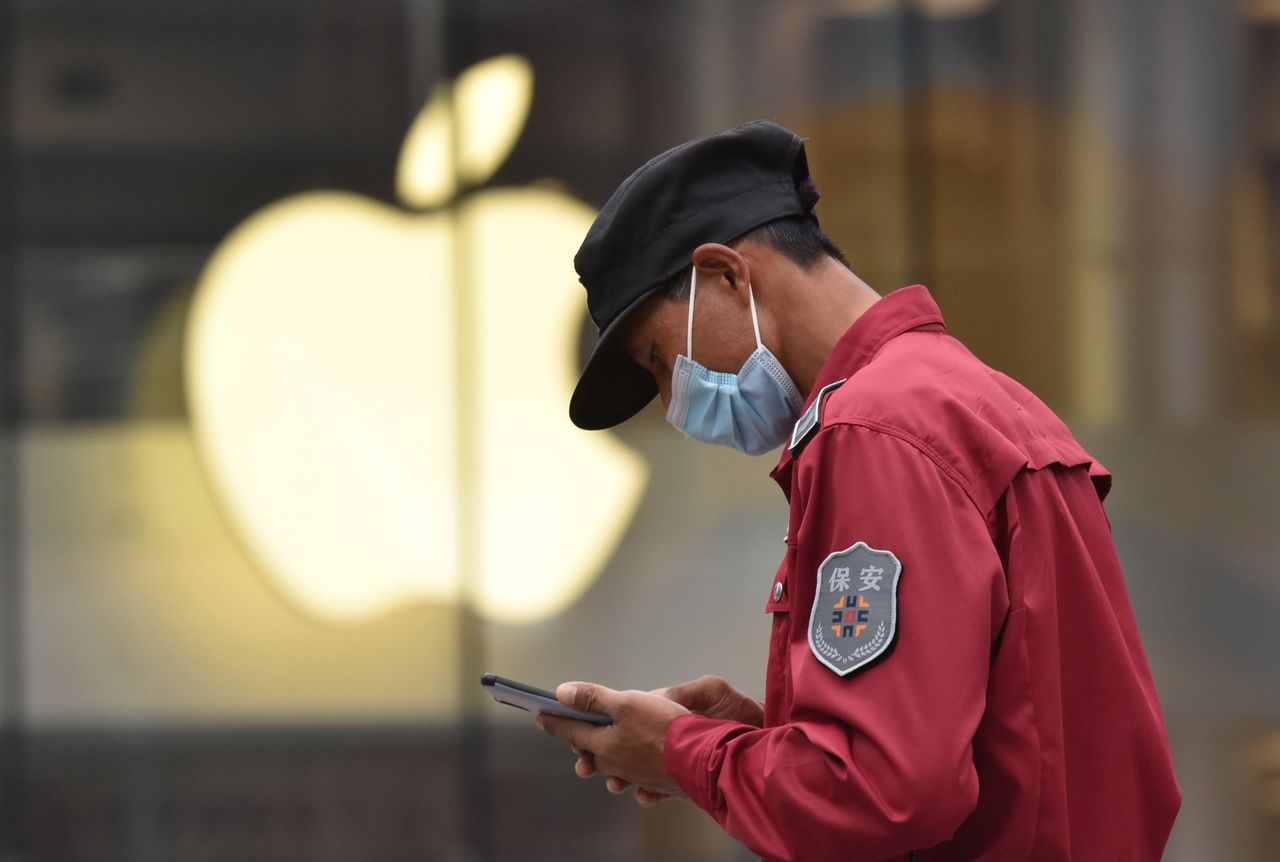 Produkcja iPhone'a w Chinach wstrzymana (Photo by Sheldon Cooper/SOPA Images/LightRocket via Getty Images)