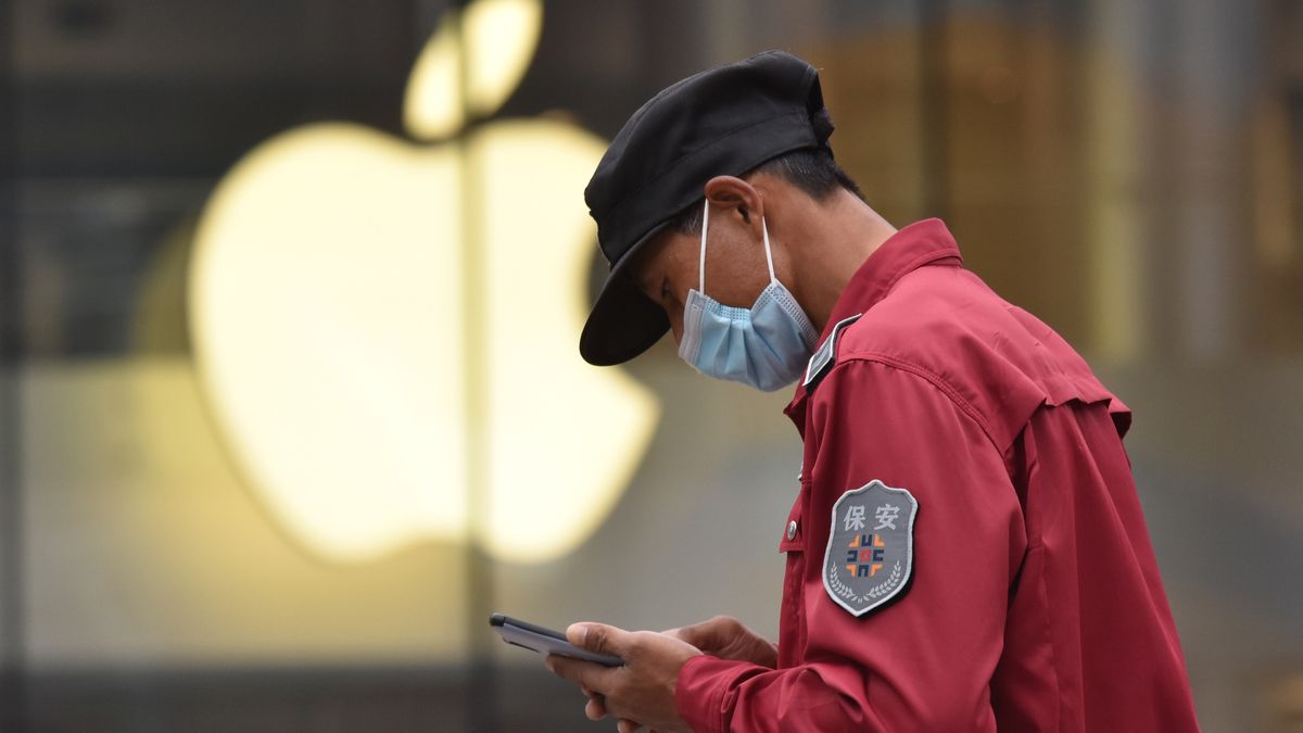 Produkcja iPhone'a w Chinach wstrzymana (Photo by Sheldon Cooper/SOPA Images/LightRocket via Getty Images)