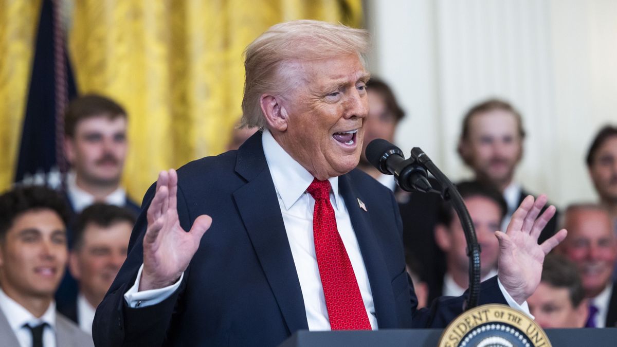 US President Trump honors LSU baseball teams at the White House
epa12468683 US President Donald Trump honors the Louisiana State University (LSU) and LSU Shreveport championship baseball teams in the East Room of the White House in Washington, DC, USA, 20 October 2025.  EPA/JIM LO SCALZO 
Dostawca: PAP/EPA.
JIM LO SCALZO
baseball, visit, trump, teams, college baseball, LSU, Lousiana University