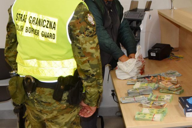 Gotówka o wartości ponad 1,3 mln zł ujawniona na granicy w bagażu obywatelki Ukrainy (zdjęcia)