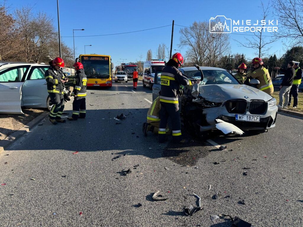 Zablokowana Aleja Rodowicza „Anody” po zderzeniu dwóch aut