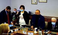 Radna zaśpiewała "Bogurodzicę". Jest drugie dno hitu ze Starego Sącza