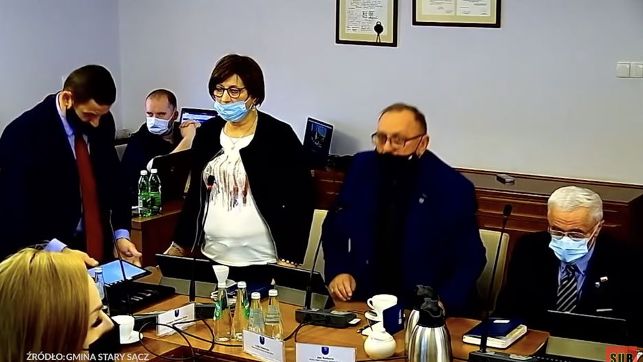 Radni PiS ze Starego Sącza odśpiewali "Bogurodzicę" w intencji utrzymania rezolucji ustanawiającej lokalnie "strefę wolną od LGBT". Pieśń nie pomogła uchwale, ale przyniosła wyjątkowe łaski burmistrzowi - dostał 130-procentową podwyżkę  (Gmina Stary Sącz) 