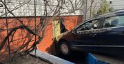 Włocławek: 80-latek wjechał w dom. Zaczęło się od manewru przy bramie