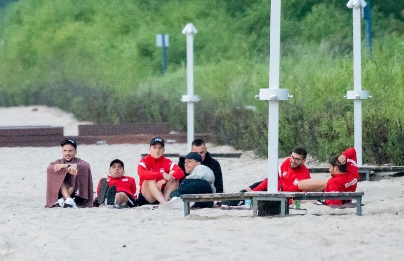 Reprezentacja Polski wraca do ojczyzny i relaksuje się na sopockiej plaży