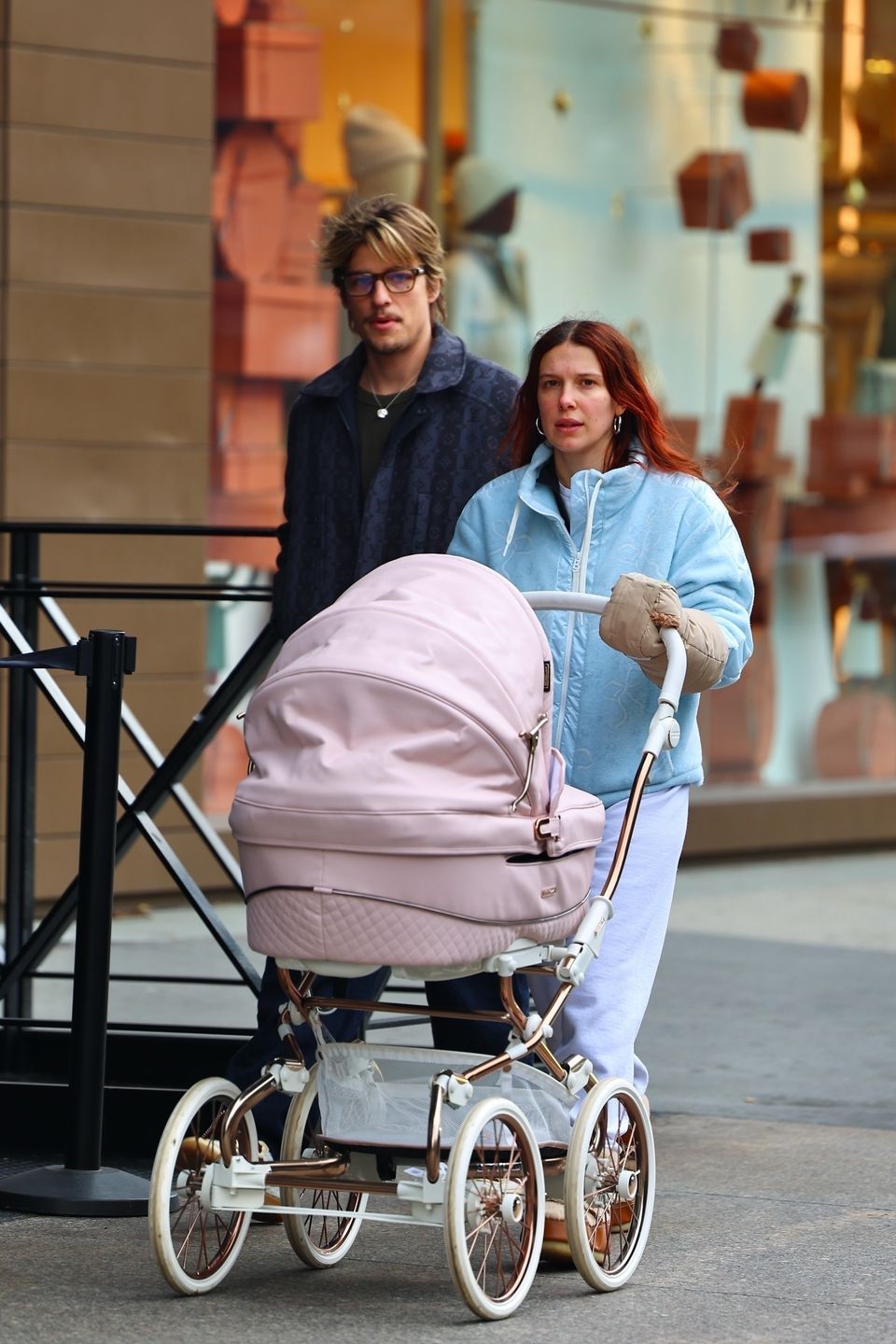Millie Bobby Brown na spacerze z mężem i córką w Nowym Jorku