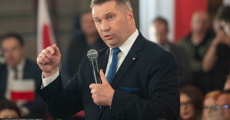 "Precz z tym szwindlem". Czarnek zapowiada uchwałę