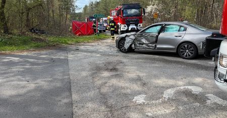 Tragedia na krajowej "42" w powiecie starachowickim. 20-letni motocyklista zginął w zderzeniu z Volvo [zdjęcia]