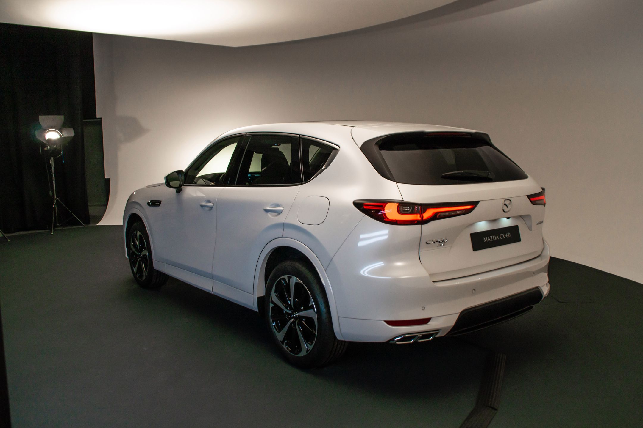 Mazda CX-60 jest duża i swoje waży - według danych technicznych plug-in to blisko 2000 kg masy