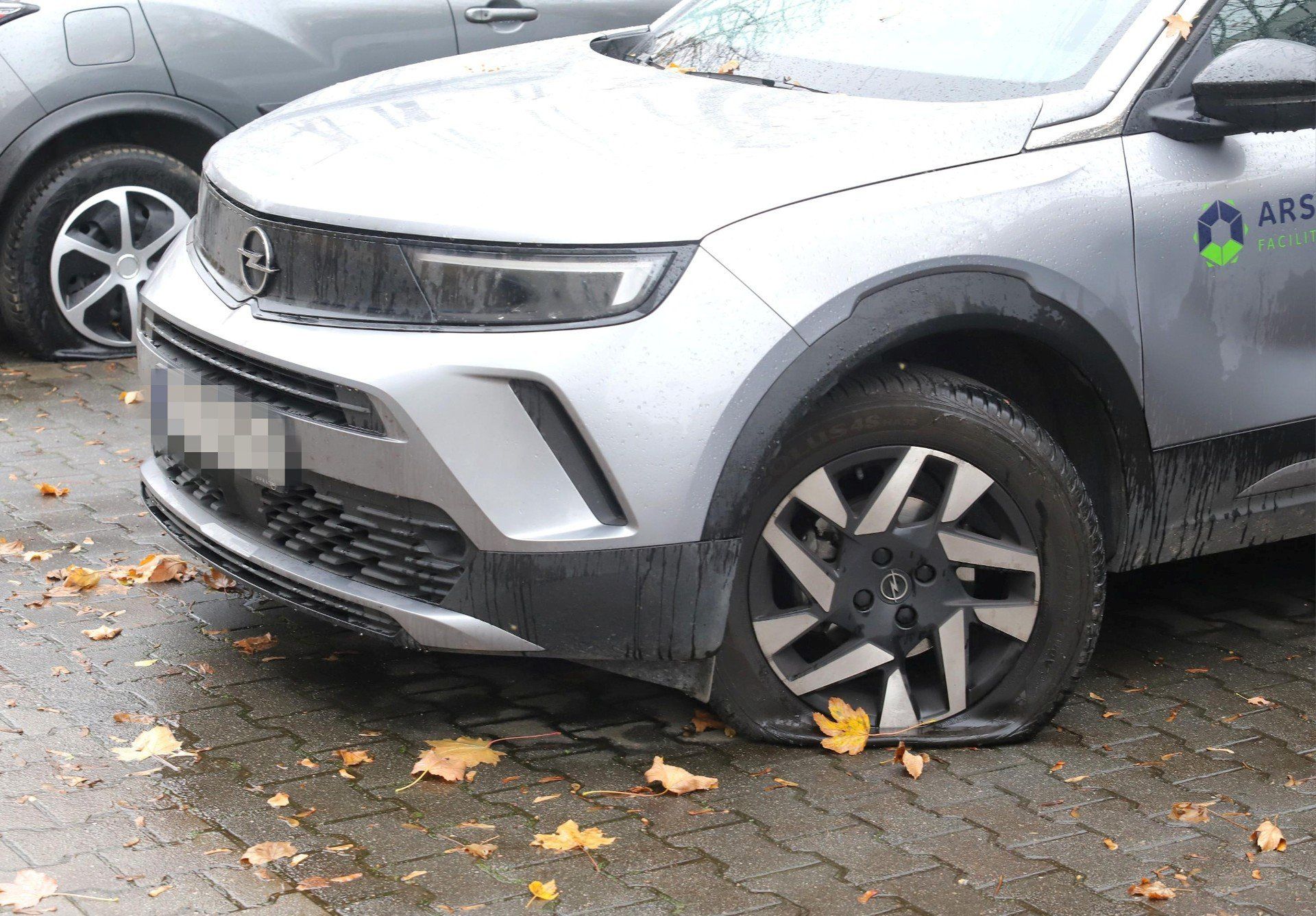 Nagrania z monitoringu zarejestrowały dwóch zamaskowanych sprawców z nożami w dłoniach, poruszających się w ciemności po osiedlu.