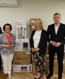 I znów to samo. Posłanka w urzędzie wręczała "dary"