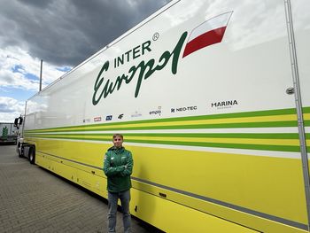 80 osób, 8 ciężarówek i dwa tygodnie pracy bez pauzy. Tak wygląda Le Mans od kulis