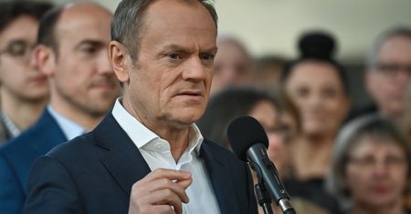 Płacą, byle nie wygrał PiS. Nowa lawina wpłat na partię Donalda Tuska