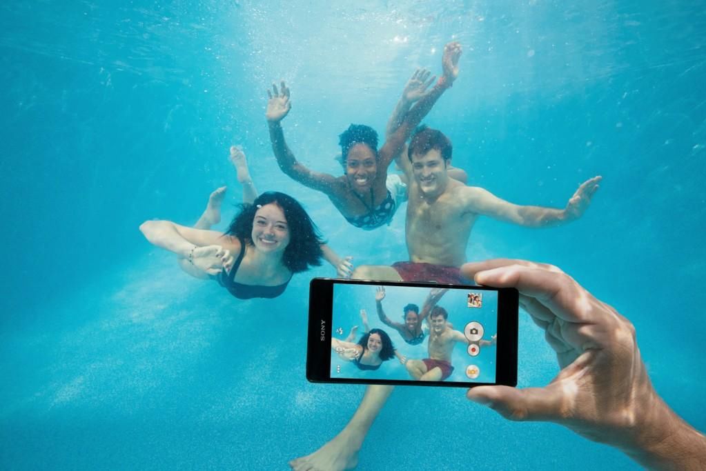Sony: nie naśladuj ludzi z naszych reklam i nie używaj swojej wodoszczelnej Xperii pod wodą