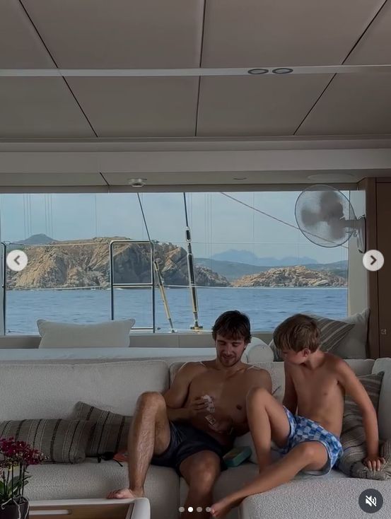 Maciej Musiał prezentuje klatę na jachcie