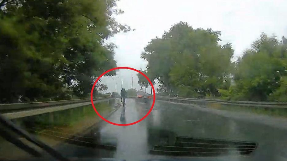 Rowerzysta jechał pod prąd na ruchliwej trasie