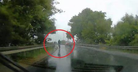 Deszcz, łuk drogi i nagle pod prąd jedzie rowerzysta