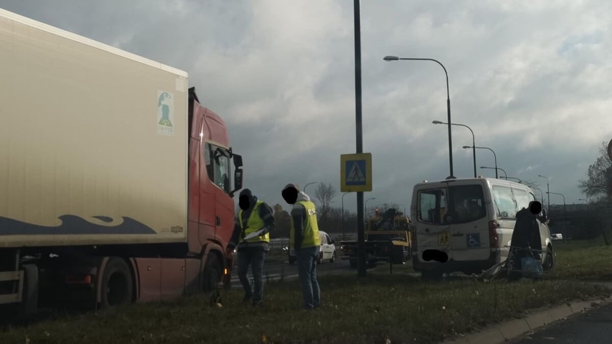 Scania uderzyła w tył busa do przewozu osób niepełnosprawnych na al. Tysiąclecia