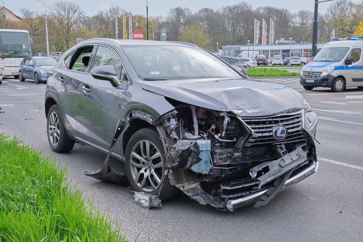 lexus uderzył w toyotę na rondzie Mohyły