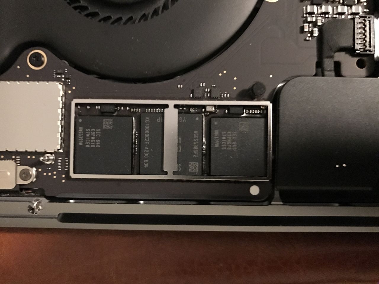 Trwale osadzony SSD w MacBook Pro 15"