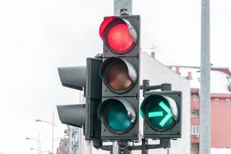 Tego obowiązku kierowcy nie dopełniali. Będą punkty za niezatrzymanie się przed zieloną strzałką