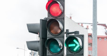 Tego obowiązku kierowcy nie dopełniali. Będą punkty za niezatrzymanie się przed zieloną strzałką
