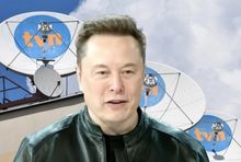 Elon Musk na tle siedziby TVN, fot. mat. prasowe i PAP