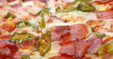 Nie chciał zapłacić 33 złotych za pizzę, więc przegonił dostawcę drewnianą pałką