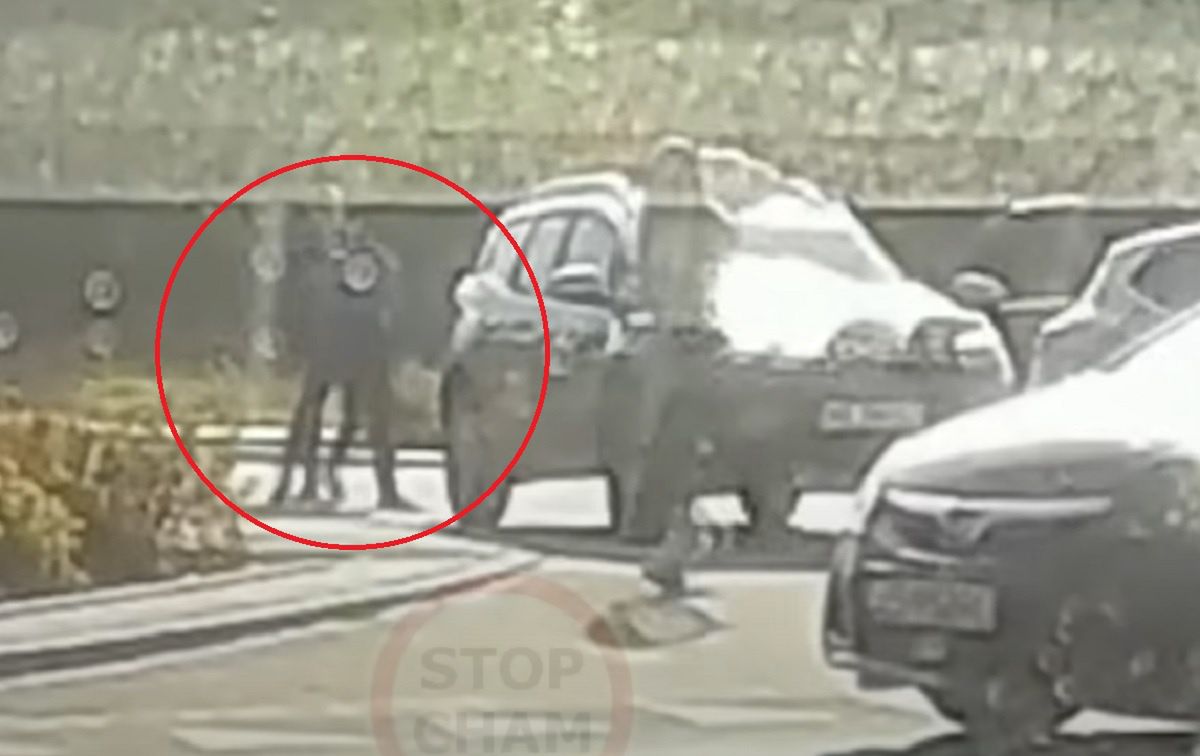 Two drivers were fighting in the middle of the road. Witness grabbed the phone immediately