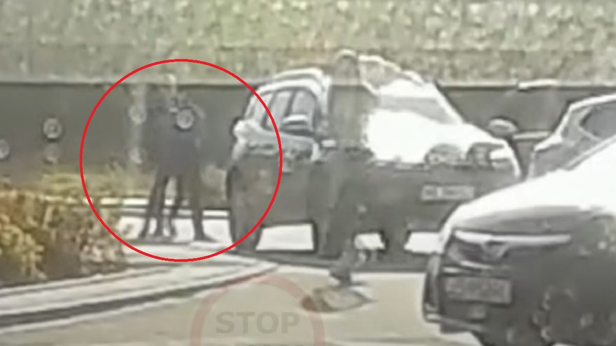 Starcie kierowców na środku skrzyżowania.