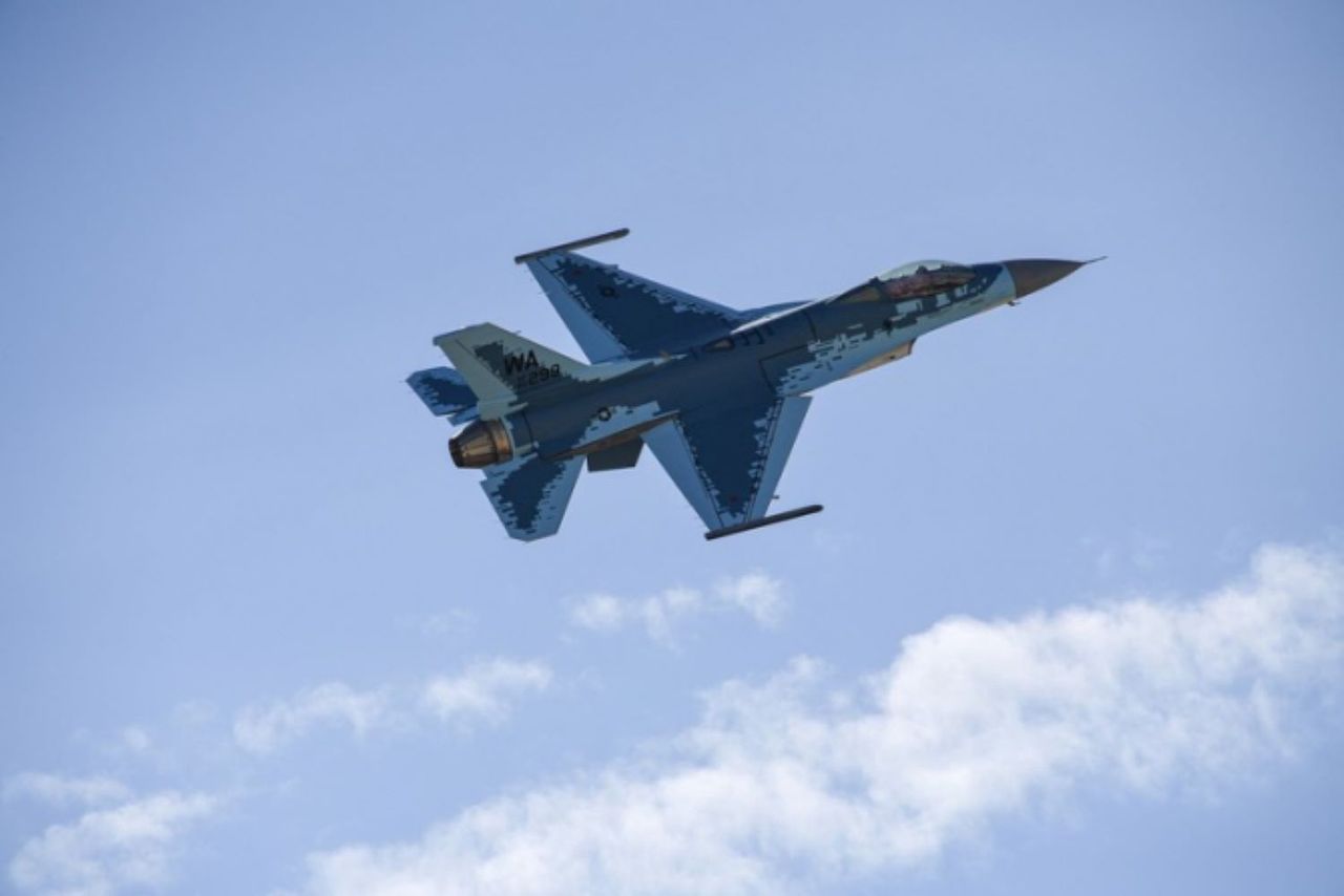 F-16 w rosyjskich barwach. Pojawił się nad USA