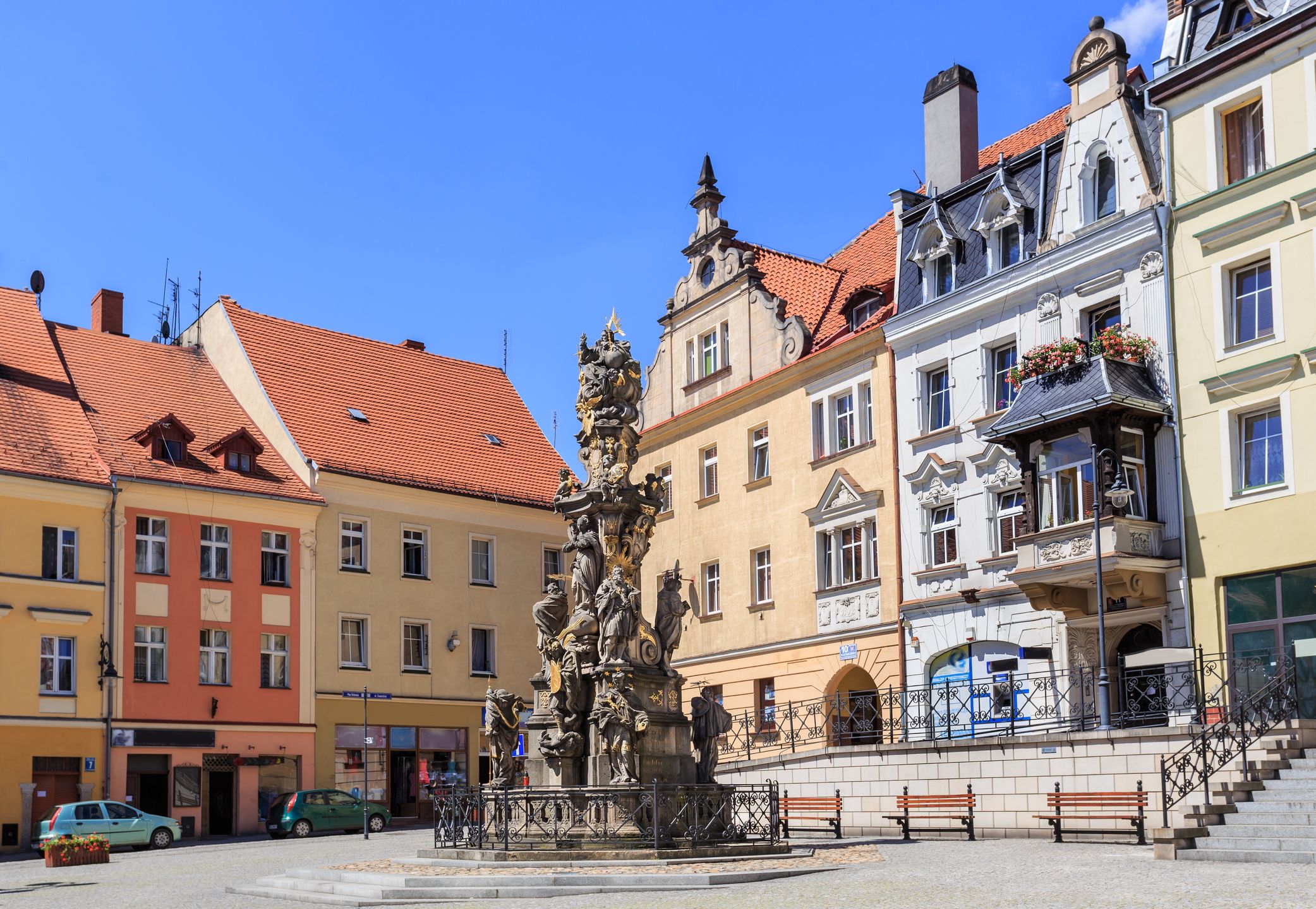 Kolumna Trójcy Świętej w otoczeniu kamienic przy rynku w Bystrzycy Kłodzkiej