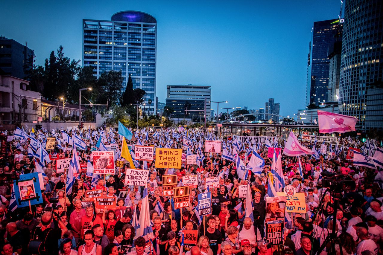 TEL AVIV, ISRAEL - 2024/05/18: Protestors hold flags and placards expressing their opinion during the demonstration. Thousands of anti-government protesters, including bereaved and hostage families, blocked the Ayalon Highway to rally against Israeli Prime Minister Benjamin Netanyahu, demanding a Gaza hostage deal. (Photo by Eyal Warshavsky/SOPA Images/LightRocket via Getty Images)