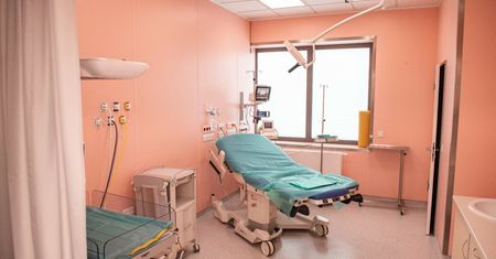 Ksiądz wszedł na porodówkę. Pacjentka leżała bez majtek