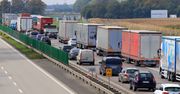 Bus zderzył się z osobówką na autostradzie A4. Kierowcy stoją w korku